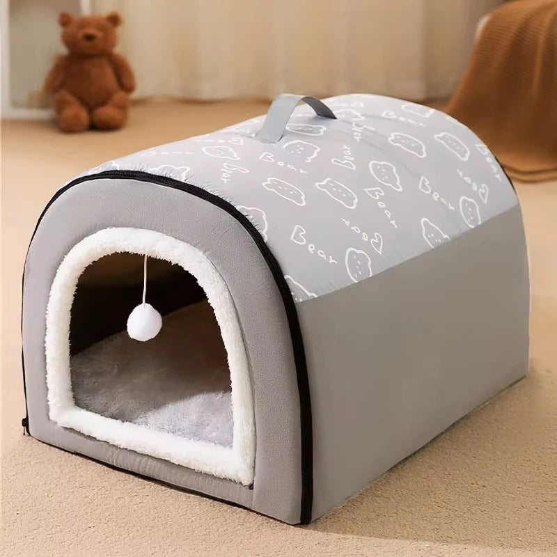 CASA PERROS Y GATOS CON BOLA PARA JUGAR